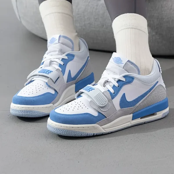 0bcb10a6-c61f-4066-b1da-53a70f4bbda8 Nike AJ312 Low Top Sneakers - White